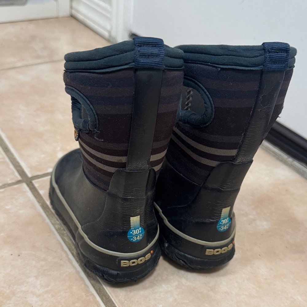 BOGS Kids' Striped Black and Navy Snow Boots